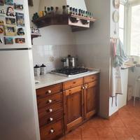 Cucina, divani, parete attrezzata e specchio bagno