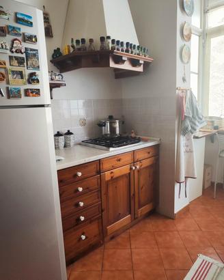 Cucina, divani, parete attrezzata e specchio bagno