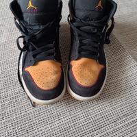 scarpe Nike Jordan Mid arancioni e nere
