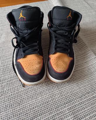 scarpe Nike Jordan Mid arancioni e nere