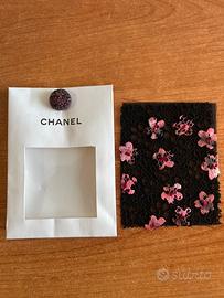 bottone originale Chanel con campione in tessuto