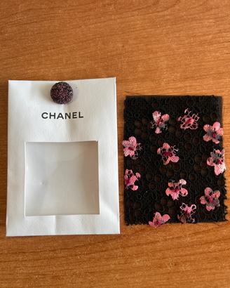 bottone originale Chanel con campione in tessuto