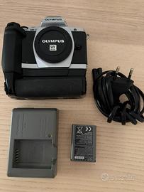 Olympus OM-D E-M5 + Impugnatura HLD-6 + Accessori