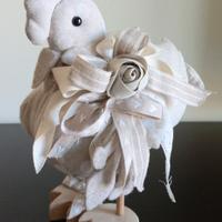 Gallo soprammobile di tessuto con gambe di legno