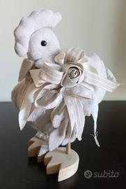 Gallo soprammobile di tessuto con gambe di legno