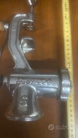 Tritacarne in ghisa ben tenuto quasi nuovo vintage