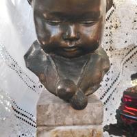 Scultura in bronzo bambino