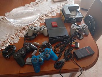 Playstation 2 con quattro controller e multi tap