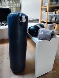 sacco da box con guantoni nuovi