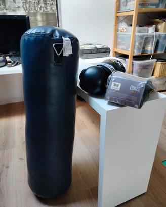 sacco da box con guantoni nuovi