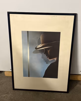 Quadro donna con cappello cornice 50x70 cm