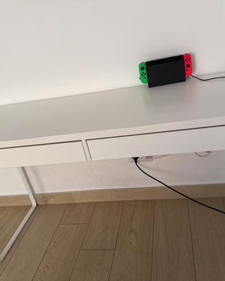 Scrivania ikea bianco mickie con luci gaming sotto