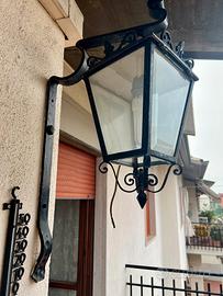 Due lampade per esterno in ferro battuto