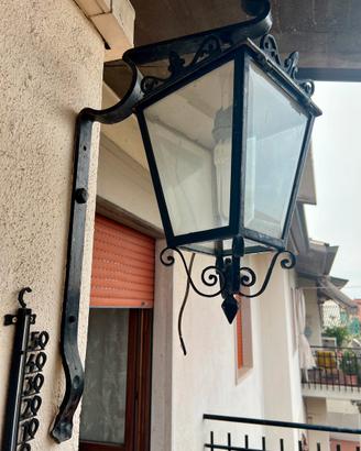 Due lampade per esterno in ferro battuto