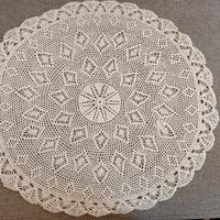 Centrino colore bianco lavorato ad uncinetto 