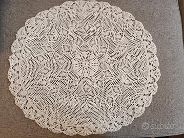 Centrino colore bianco lavorato ad uncinetto 