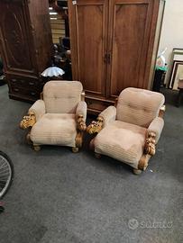 Coppia di poltrone intagliate in legno massiccio