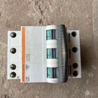 INTERRUTTORE MAGNETOTERMICO
