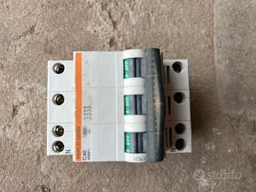 INTERRUTTORE MAGNETOTERMICO