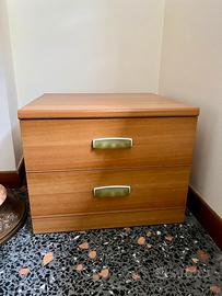 Comodino a due cassetti in legno di frassino