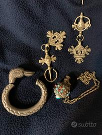 Accessori etnici (fibule, kajal, bracciale)