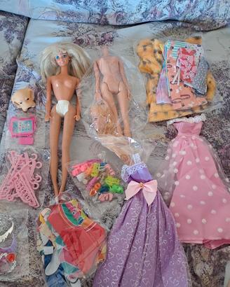 lotto vestiti e due barbie 