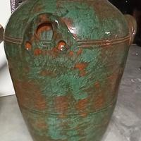 Anfore in terracotta e ciotole con colonna