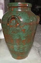 Anfore in terracotta e ciotole con colonna