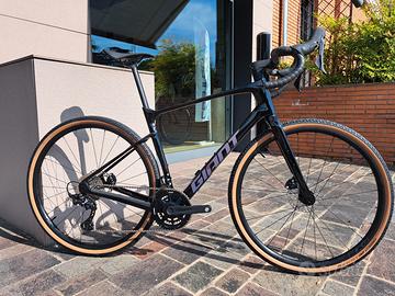 NOVITA' Giant GRAVEL REVOLT GRX 2x12 CARBONIO