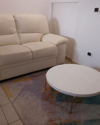 Divano a due posti e tavolino