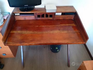Scrivania in legno antica.
