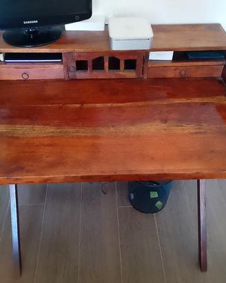 Scrivania in legno antica.