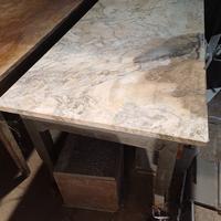 Tavolo in legno con piano in marmo