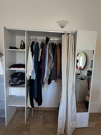 Armadio semiaperto con tenda