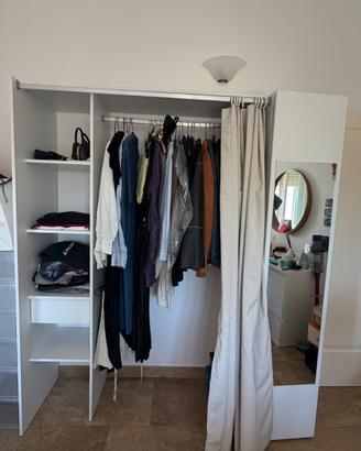 Armadio semiaperto con tenda