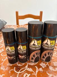 Grasso catena moto e silicone per plastiche