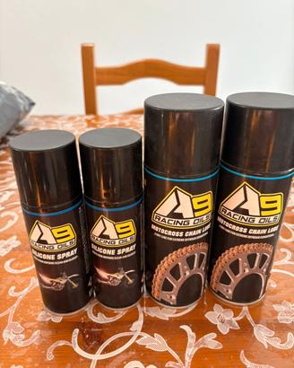 Grasso catena moto e silicone per plastiche