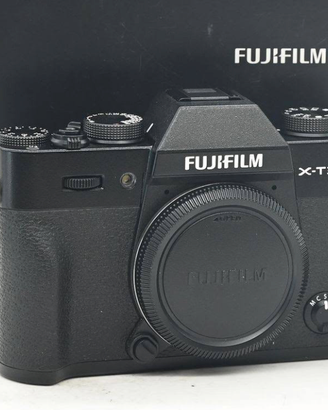 Fujifilm X-T30 mirrorless APS-C con 18-135mm XF WR