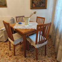 Tavolo allungabile in legno con 4 sedie