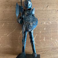Statua decorativa di cavaliere medievale in metall