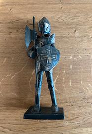 Statua decorativa di cavaliere medievale in metall
