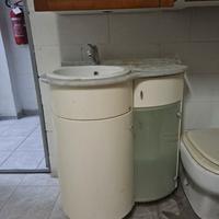 Mobiletto, specchio e sanitari per bagno