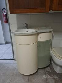 Mobiletto, specchio e sanitari per bagno