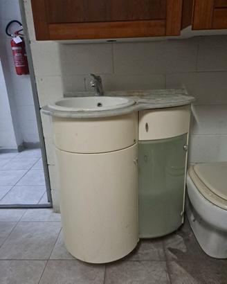 Mobiletto, specchio e sanitari per bagno