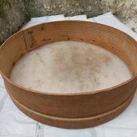 Antico setaccio artigianale in legno per farine