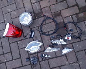 Primavera 125 150 '13-'17 : parafango faro km care