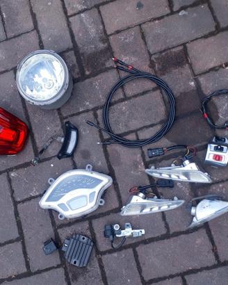 Primavera 125 150 '13-'17 : parafango faro km care