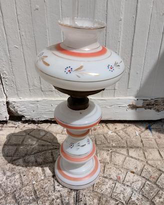 lampada a petrolio in vetro opaline dipinta 