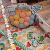 Palestrina con giochi e palline colorate 