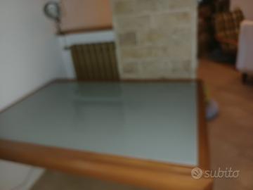 Tavolo in legno e vetro allungabile